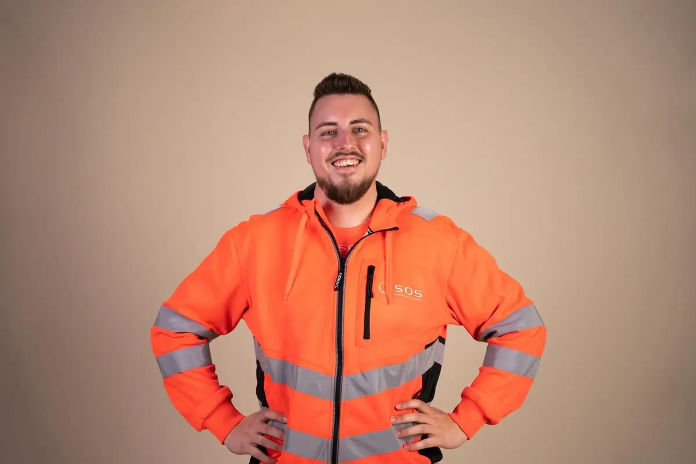 Autoredder der står og smiler